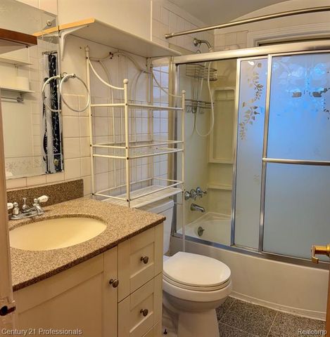 1403 E Maxlow Avenue, Hazel Park, MI 48030