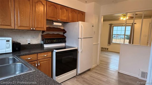 1403 E Maxlow Avenue, Hazel Park, MI 48030