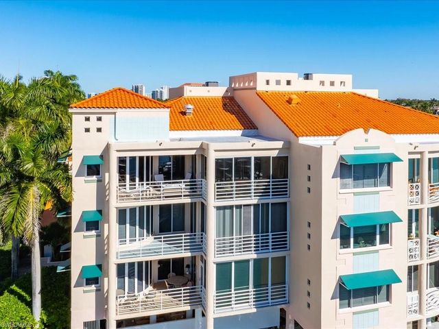 4500 Gulf Shore Blvd N Apt 311, Naples, FL 34103