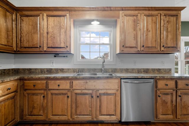 1026 Blue Jay Ln, Adams, TN 37010