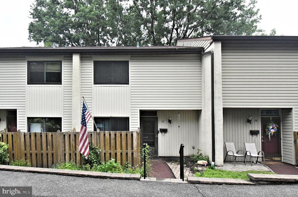 17 CENTENNIAL RD, Telford, PA 18969