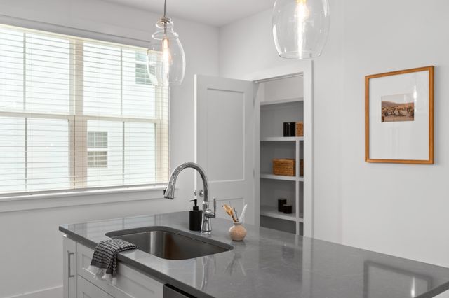 141 Hart Ln, Nashville, TN 37207