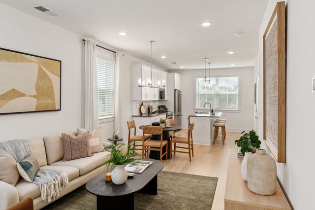 141 Hart Ln, Nashville, TN 37207