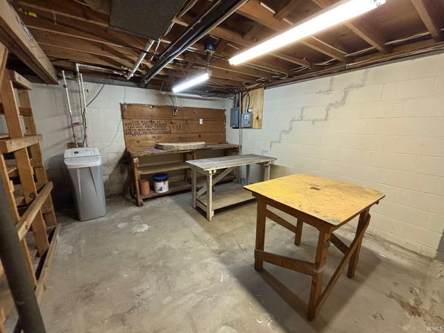 25838 Meadow Oak Lane, Elkhart, IN 46514