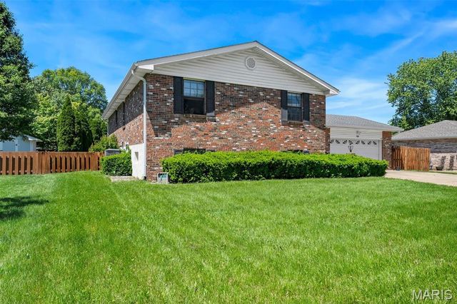 5860 Blackberry Drive, Imperial, MO 63052