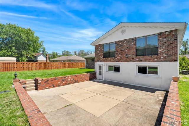 5860 Blackberry Drive, Imperial, MO 63052