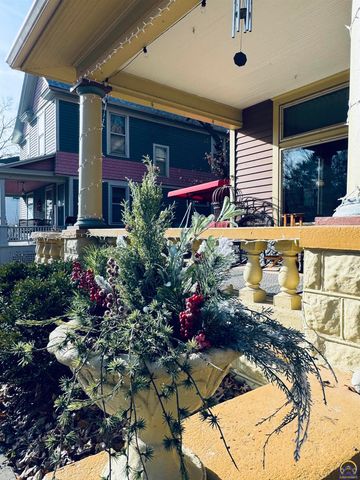 411 SW Woodlawn Ave, Topeka, KS 66606