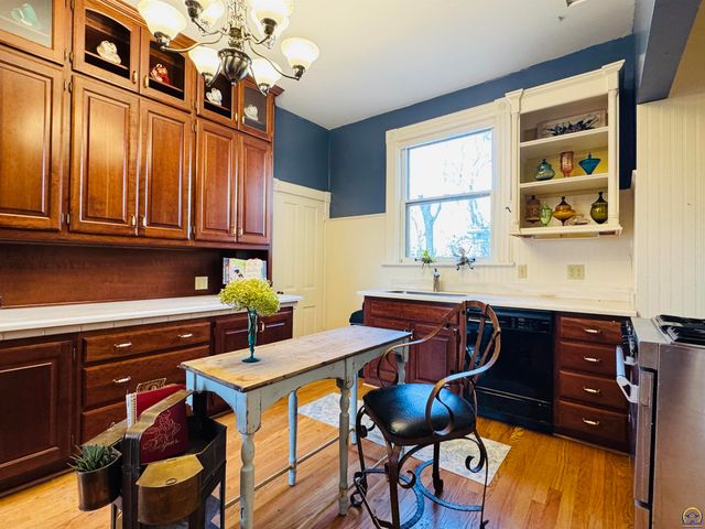 411 SW Woodlawn Ave, Topeka, KS 66606