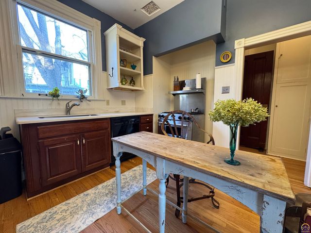 411 SW Woodlawn Ave, Topeka, KS 66606