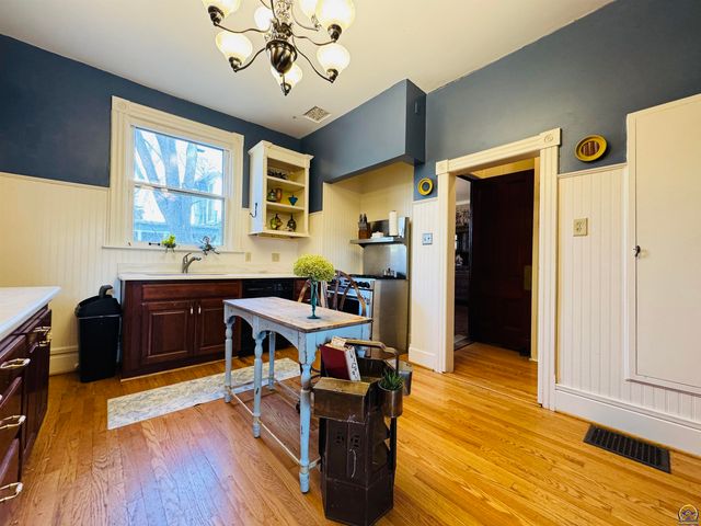 411 SW Woodlawn Ave, Topeka, KS 66606