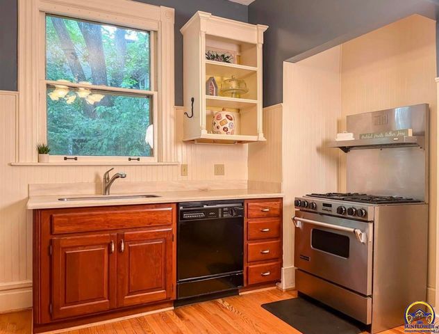 411 SW Woodlawn Ave, Topeka, KS 66606