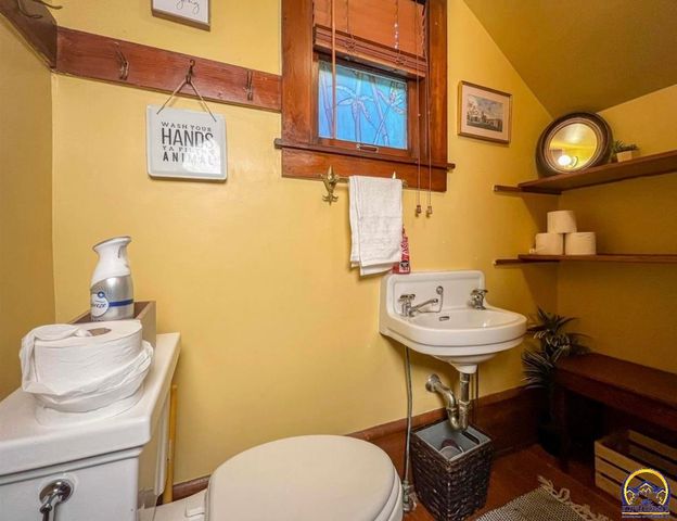 411 SW Woodlawn Ave, Topeka, KS 66606