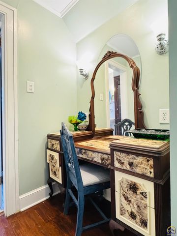 411 SW Woodlawn Ave, Topeka, KS 66606