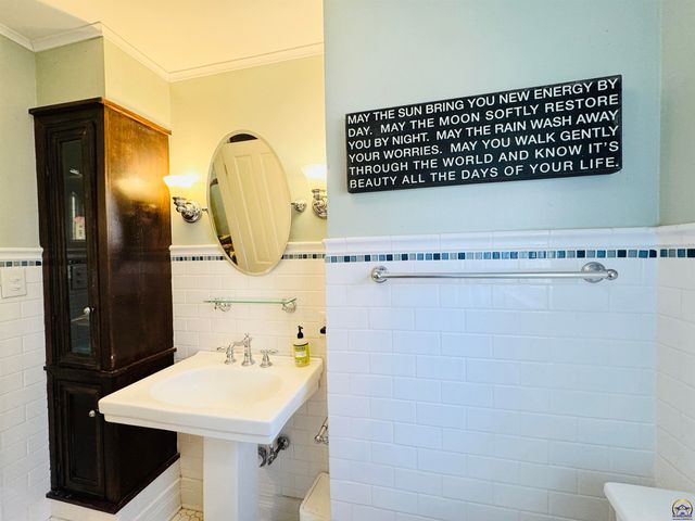 411 SW Woodlawn Ave, Topeka, KS 66606