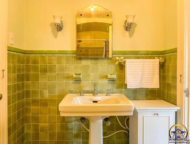 411 SW Woodlawn Ave, Topeka, KS 66606