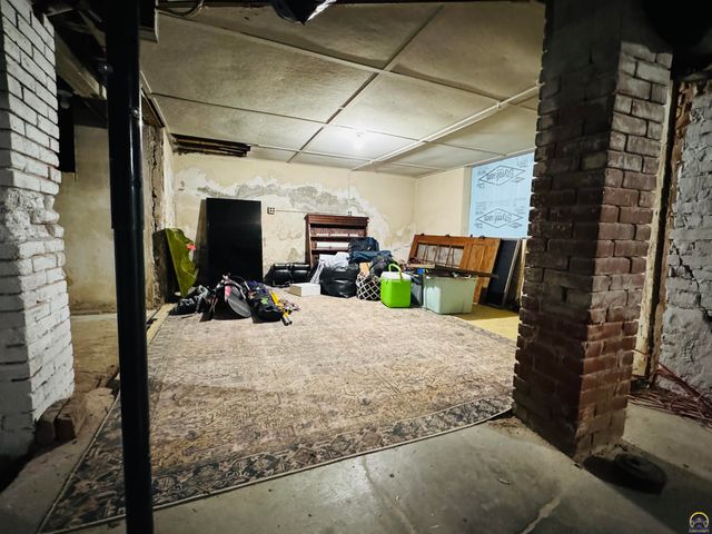 411 SW Woodlawn Ave, Topeka, KS 66606