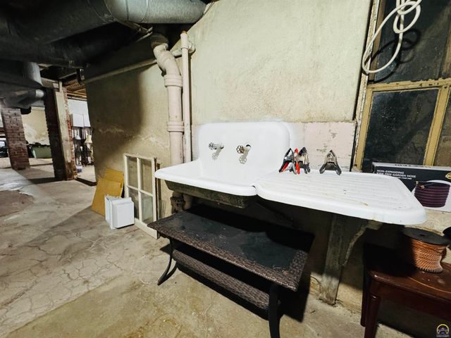 411 SW Woodlawn Ave, Topeka, KS 66606