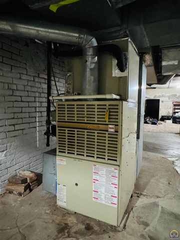 411 SW Woodlawn Ave, Topeka, KS 66606