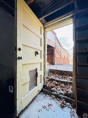 411 SW Woodlawn Ave, Topeka, KS 66606