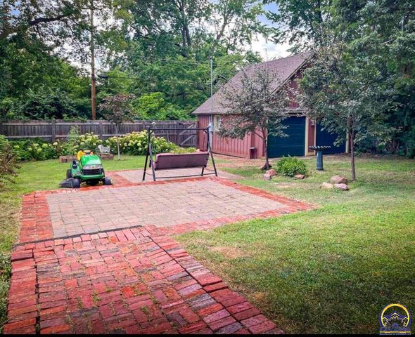 411 SW Woodlawn Ave, Topeka, KS 66606