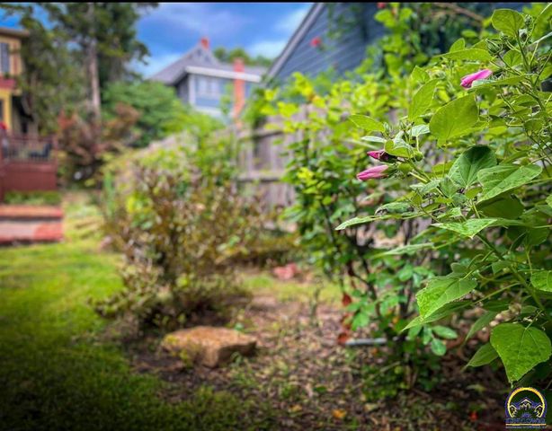 411 SW Woodlawn Ave, Topeka, KS 66606