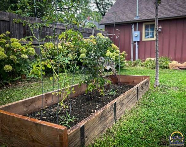 411 SW Woodlawn Ave, Topeka, KS 66606