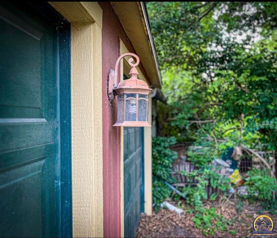 411 SW Woodlawn Ave, Topeka, KS 66606