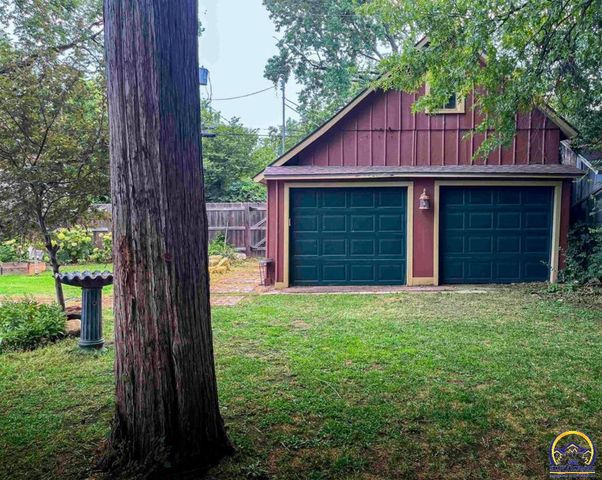 411 SW Woodlawn Ave, Topeka, KS 66606