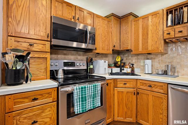 4913 W WOODFERN Road, Peoria, IL 61607