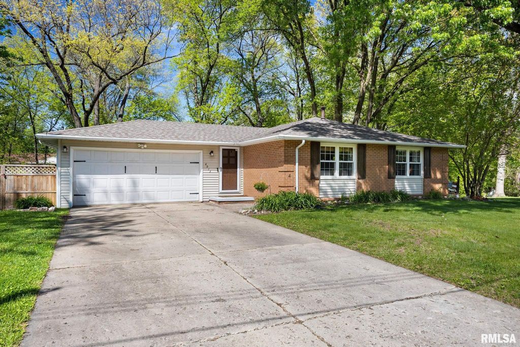 4913 W WOODFERN Road, Peoria, IL 61607