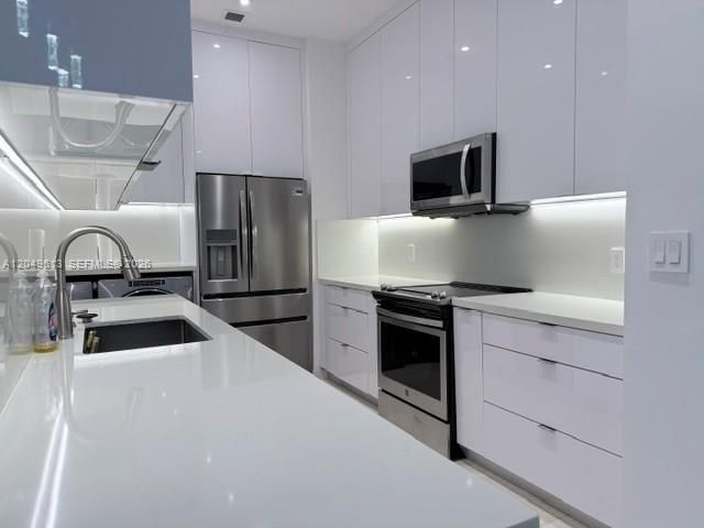 881 Ocean Drive L2, Key Biscayne, FL 33149