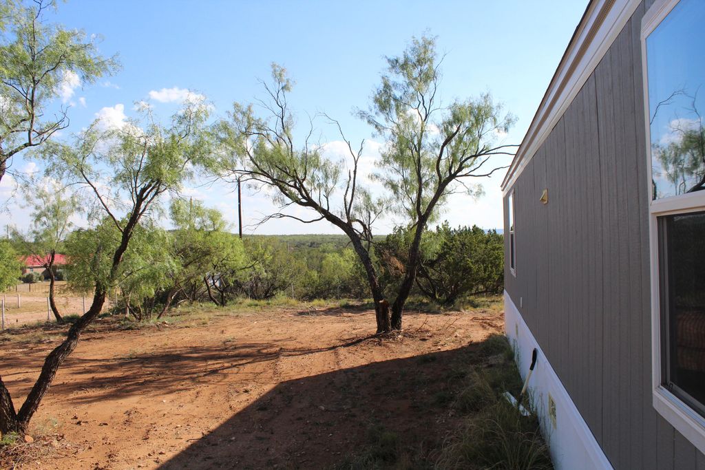 Image 2 of property listing at 317 Chestnut Lane, Robert Lee, TX 76945