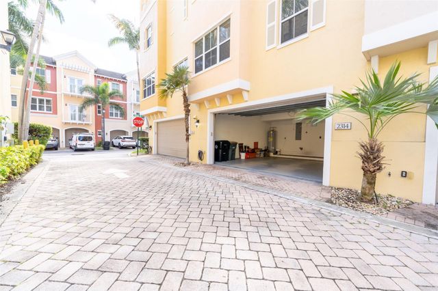 2314 Vintage Dr, Lighthouse Point, FL 33064