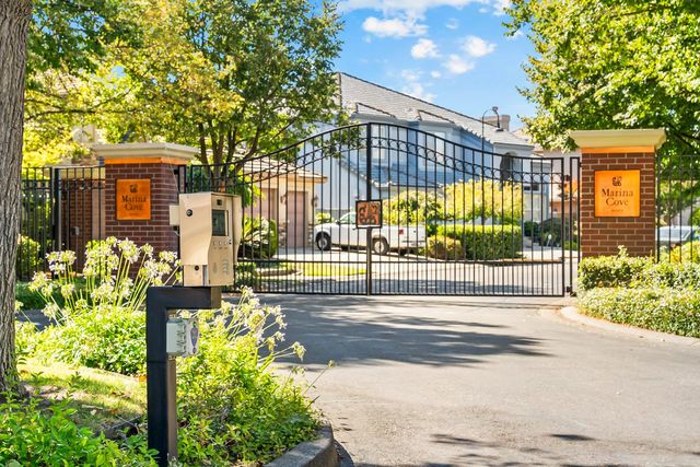 11 Lake Harbor Ct, Sacramento, CA 95831