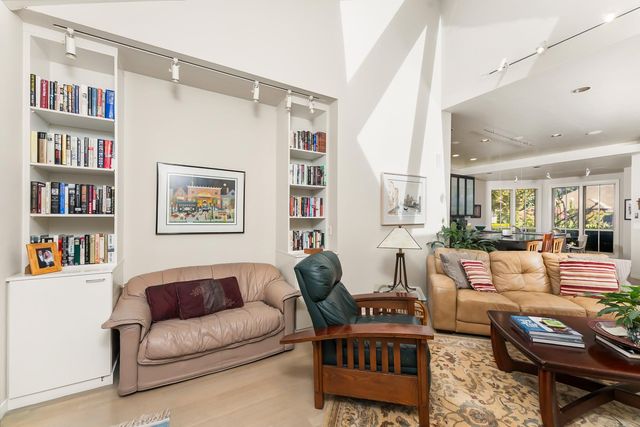 11 Lake Harbor Ct, Sacramento, CA 95831