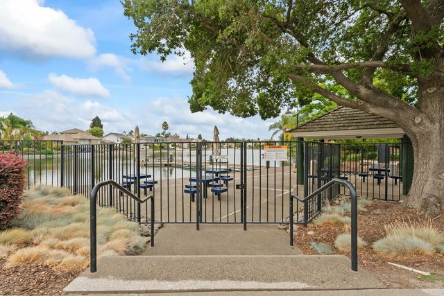11 Lake Harbor Ct, Sacramento, CA 95831