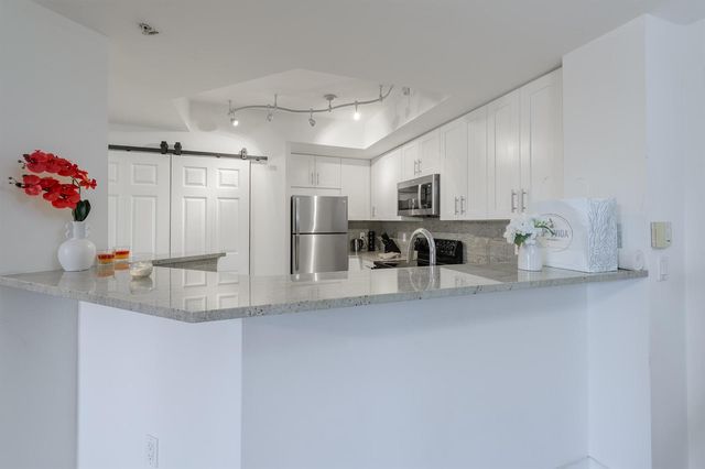 780 S Sapodilla Avenue 206, West Palm Beach, FL 33401