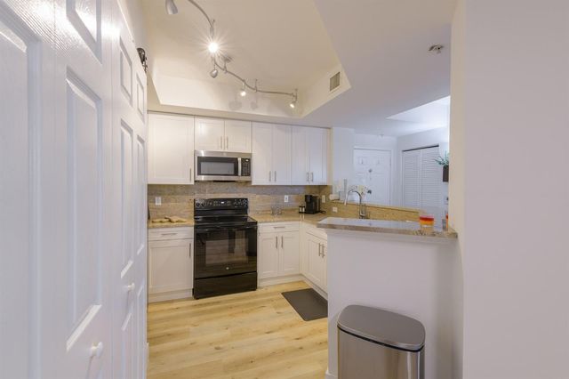 780 S Sapodilla Avenue 206, West Palm Beach, FL 33401