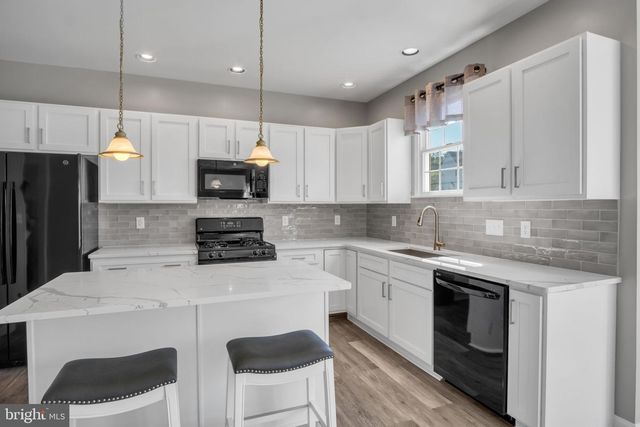 2191 CANTERBURY DR, Mechanicsburg, PA 17055