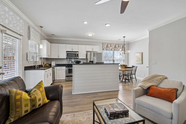 1040 Woodbury Falls Dr, Nashville, TN 37221