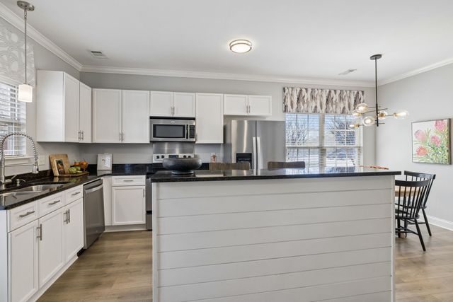 1040 Woodbury Falls Dr, Nashville, TN 37221