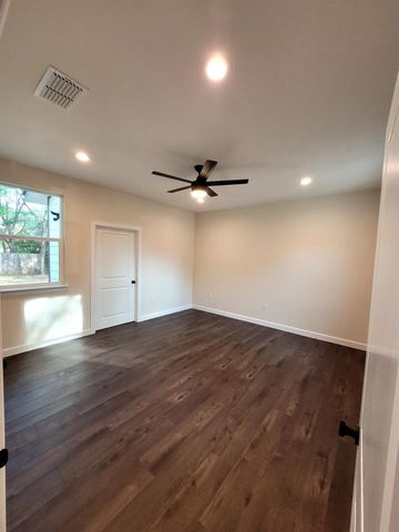 750 S Main ST, Lockhart, TX 78644