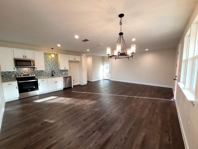 750 S Main ST, Lockhart, TX 78644