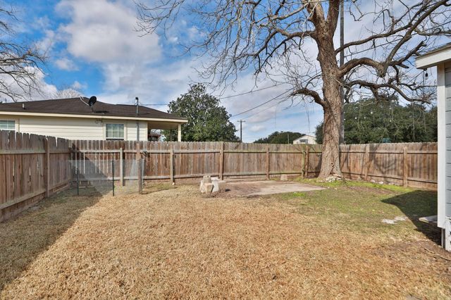 323 N Outlar Street, Wharton, TX 77488