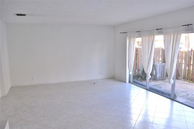 8237 NW 8th Court 4, Plantation, FL 33324