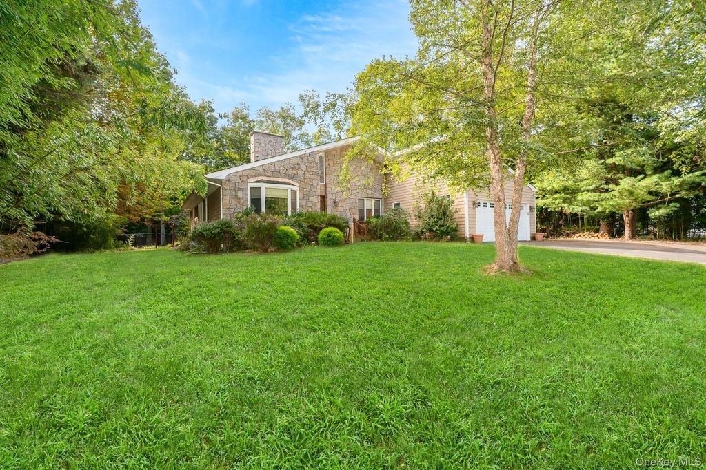 8 Sunset Lane E, Miller Place, NY 11764