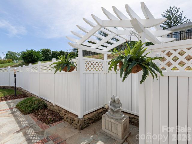 7 Glen Falls Road, Asheville, NC 28804