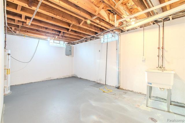 21816 E 10 Mile Road, Saint Clair Shores, MI 48080