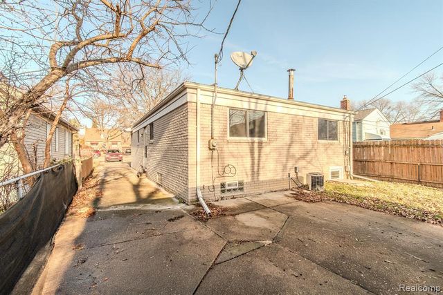 21816 E 10 Mile Road, Saint Clair Shores, MI 48080