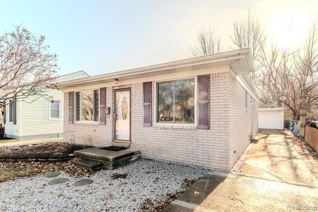 21816 E 10 Mile Road, Saint Clair Shores, MI 48080